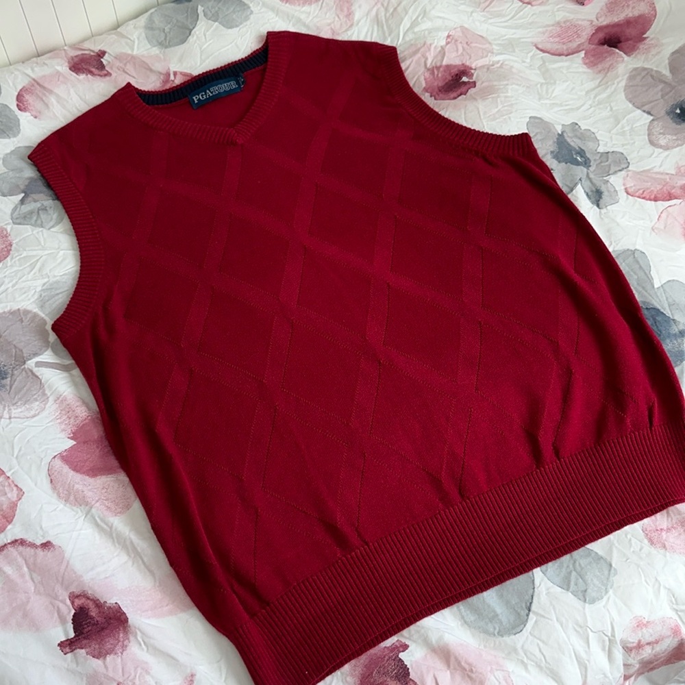 PGA Tour Red Argyle V-Neck Sleeveless Knit Sweater Vest. Mixed Media Knit. Golf
